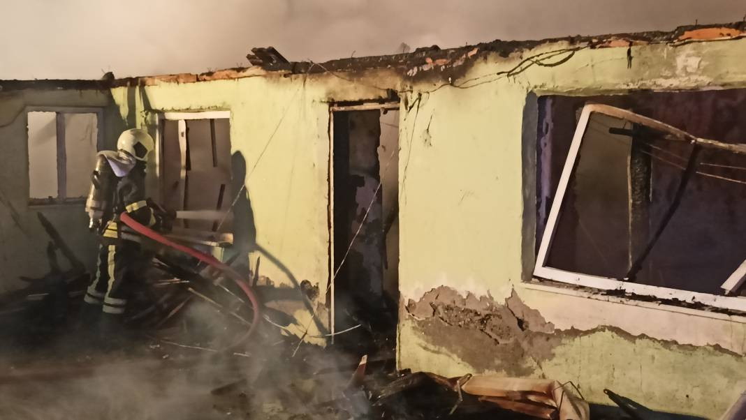 Kocaeli'de ‘pes’ dedirten olay: Alkol alıp, annesi de içerideyken evi ateşe verdi - Resim: 10